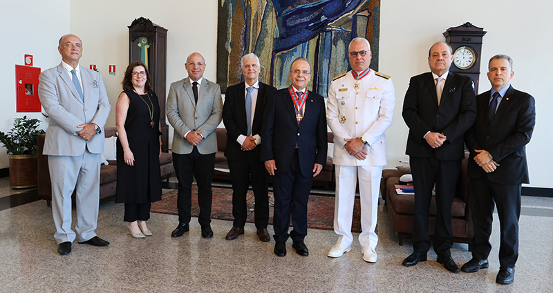  Os desembargadores João Ziraldo e Fernanda Xavier, o comandante Cláudio Souza Freitas, o desembargador Caetano Ernesto da Fonseca Costa, o presidente do TJRJ desembargador Ricardo Cardozo, o vice-almirante Thadeu Marcos com os desembargadores José Cláudio de Macedo e Luiz Márcio Victor Alves Pereira.