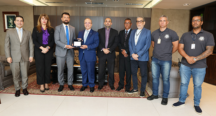 Os juízes Ricardo Lafayette e Renata Guarino, com o delegado Victor Poubel e o presidente do TJRJ, desembargador Ricardo Cardozo e a equipe do DEGASE; Leandro Torres, Marcio Patetuci, Hélio Frasso, Juan Scassa e Rubem Telles.