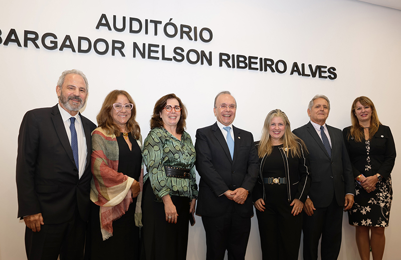  Os desembargadores Sergio Varella, Maria Isabel Paes, Fernanda Xavier, o presidente do TJRJ desembargador Ricardo Cardozo, a diretora da ESAJ Lúcia Frota, o desembargador Fábio Dutra e a juíza Renata Guarino.