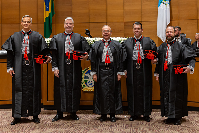 O presidente do TJRJ, desembargador Ricardo Rodrigues Cardozo (ao centro) com os desembargadores Carlos Alberto Menezes Direito Filho, Juan Luiz Souza Vazquez, Guilherme Braga Peña de Moraes e Fernando Marques de Campos Cabral Filho que tomaram posse 