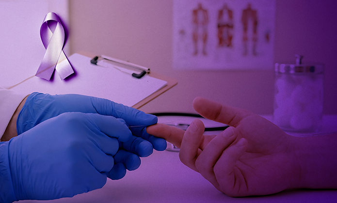 #ParaTodosVerem: Profissional de saúde usando luvas realiza um teste de glicemia ao furar o dedo de uma pessoa. Sobre a mesa há um prontuário, algodão e um laço roxo, símbolo de conscientização em saúde.