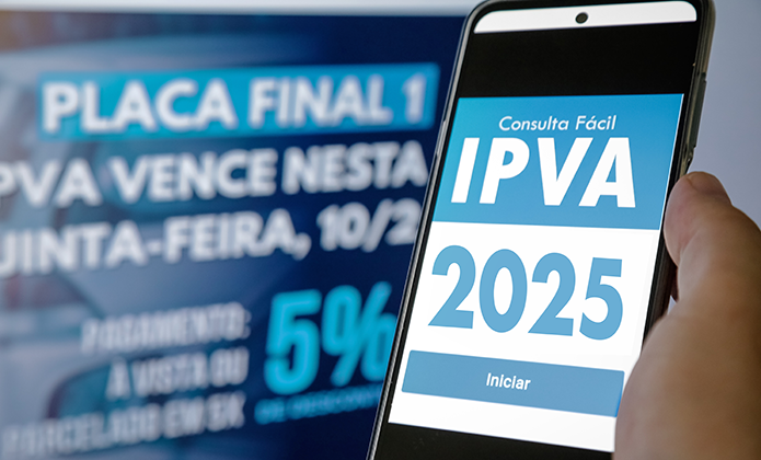 #ParaTodosVerem: Acima, no canto esquerdo, o título “EMENTÁRIO DE JURISPRUDÊNCIA”. Sobre fundo azul e branco desfocado, à direita, à frente, o display de um celular, também nas cores azul e branca, com os dizeres: “Consulta Fácil IPVA 2025”.