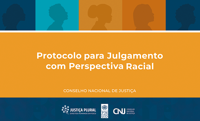 #ParaTodosVerem: Capa colorida do documento “Protocolo para Julgamento com Perspectiva Racial”, do Conselho Nacional de Justiça (CNJ). A parte superior mostra silhuetas de perfis humanos em tons de azul, laranja e marrom, representando diversidade racial. Na parte inferior, aparecem os logotipos do CNJ, Justiça Plural e PNUD.