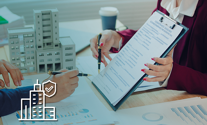 #ParaTodosVerem: A imagem mostra duas pessoas em uma reunião de negócios ou de consultoria. Uma delas segura uma prancheta com folhas presas por clipe, contendo um texto impresso em formato de lista ou contrato, enquanto a outra pessoa aponta para os papéis com um lápis. Sobre a mesa, há gráficos coloridos, um copo de café descartável e uma maquete arquitetônica de prédios, sugerindo que o encontro pode estar relacionado a planejamento imobiliário, finanças ou gestão de projetos. O ambiente transmite uma atmosfera profissional e formal.