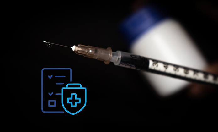 #ParaTodosVerem: Imagem em fundo escuro mostrando uma seringa preenchida, posicionada horizontalmente, com o foco voltado para a agulha na extremidade esquerda. Ao fundo, desfocado, aparece um frasco branco e azul, segurado por uma mão. No canto inferior esquerdo, há ícones gráficos em azul representando checklist e escudo com símbolo de saúde.