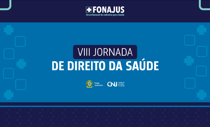 #ParaTodosVerem: Close de um microscópio em laboratório. Uma pessoa usando luvas descartáveis azuis ajusta uma placa de Petri posicionada sobre a plataforma do equipamento. Ao fundo, desfocados, aparecem recipientes e materiais de laboratório em tons azulados. A imagem remete à pesquisa científica, análises laboratoriais e desenvolvimento de estudos nas áreas da saúde e da biotecnologia.