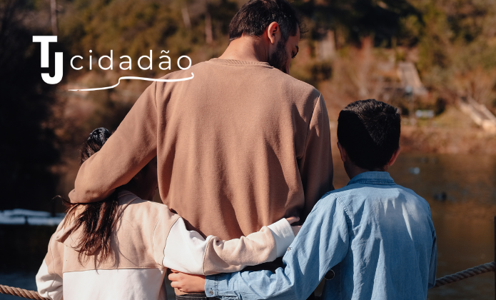Foto ilustrativa de um pai abraçado com os filhos