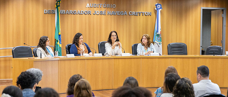 Compuseram a mesa de abertura: especialista em saúde e Primeira infância – Unicef Tatiana Dias Martinewski; a diretora da Escola de Gestão Socioeducativa do Degase, Simone Alves; a presidente do Comitê de Primeira Infância, juíza Raquel Santos Pereira Chrispino, a coordenadora de Saúde do Degase, Eliana Lobo