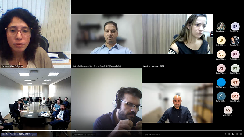 Equipe DEPJU em reunião com servidores de outros tribunais do país.